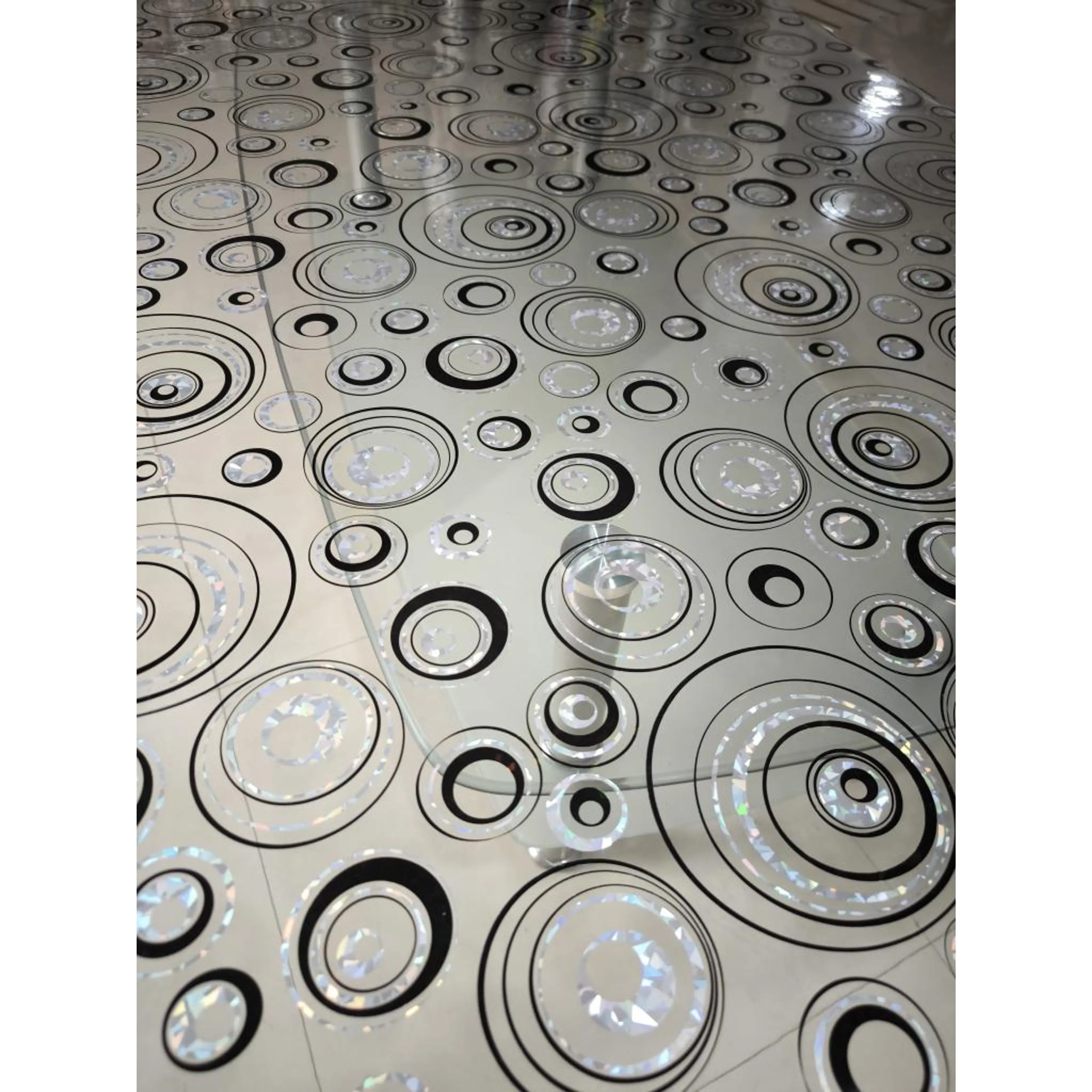 Прозрачен с кръгли елементи