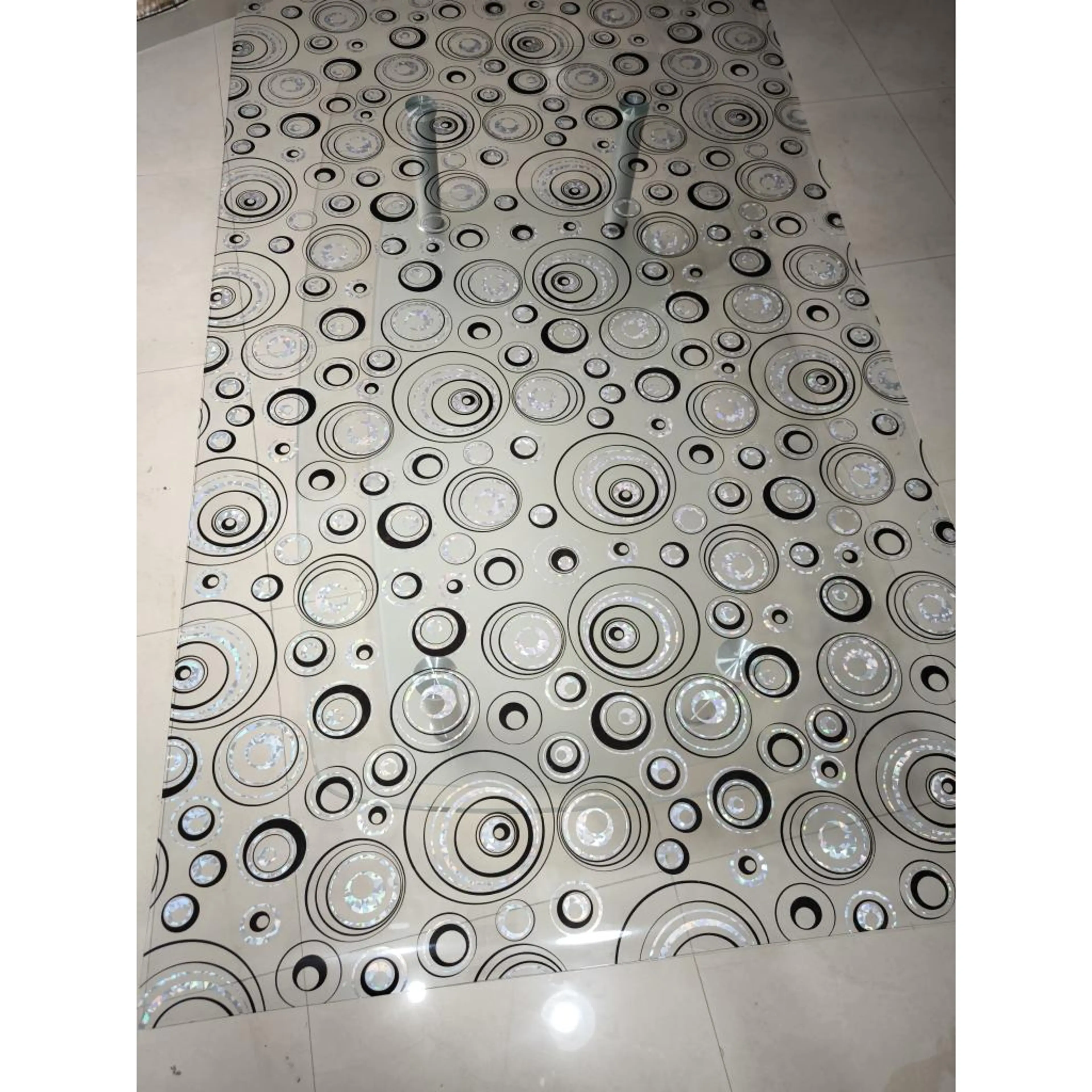 Прозрачен с кръгли елементи