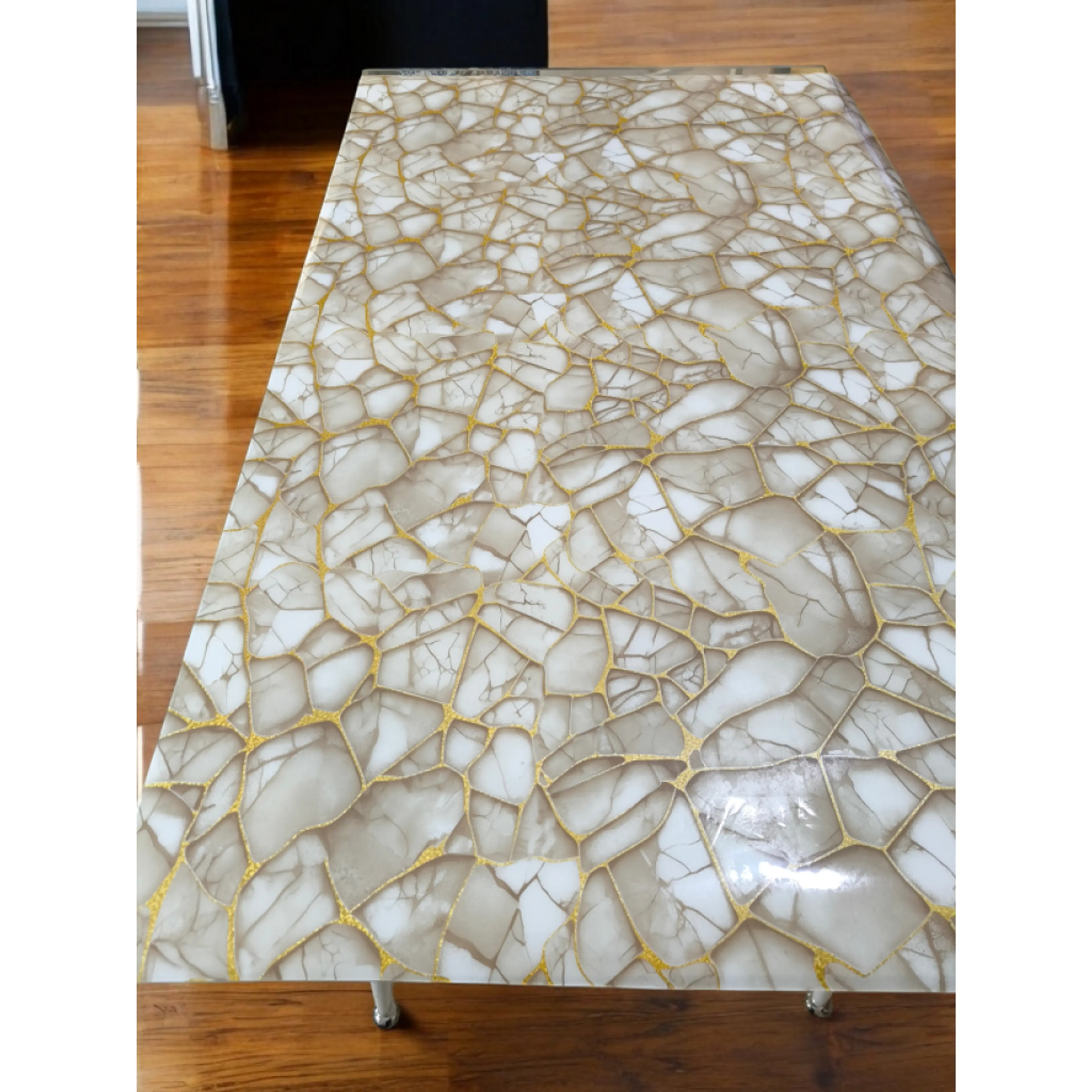 Силиконов протектор за маса, бежово златист мрамор