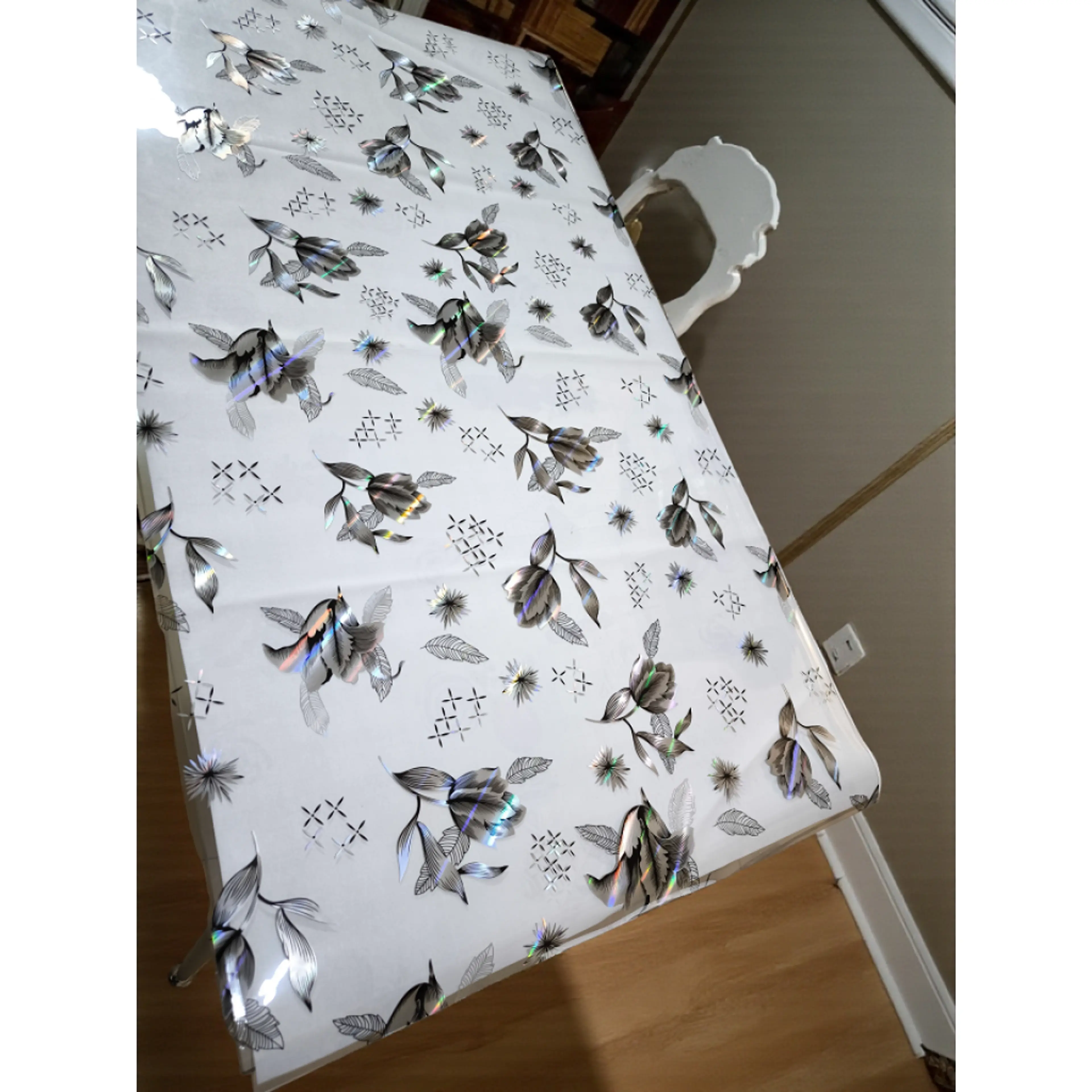 Силиконов протектор за маса - прозрачен фон с флорален дизайн