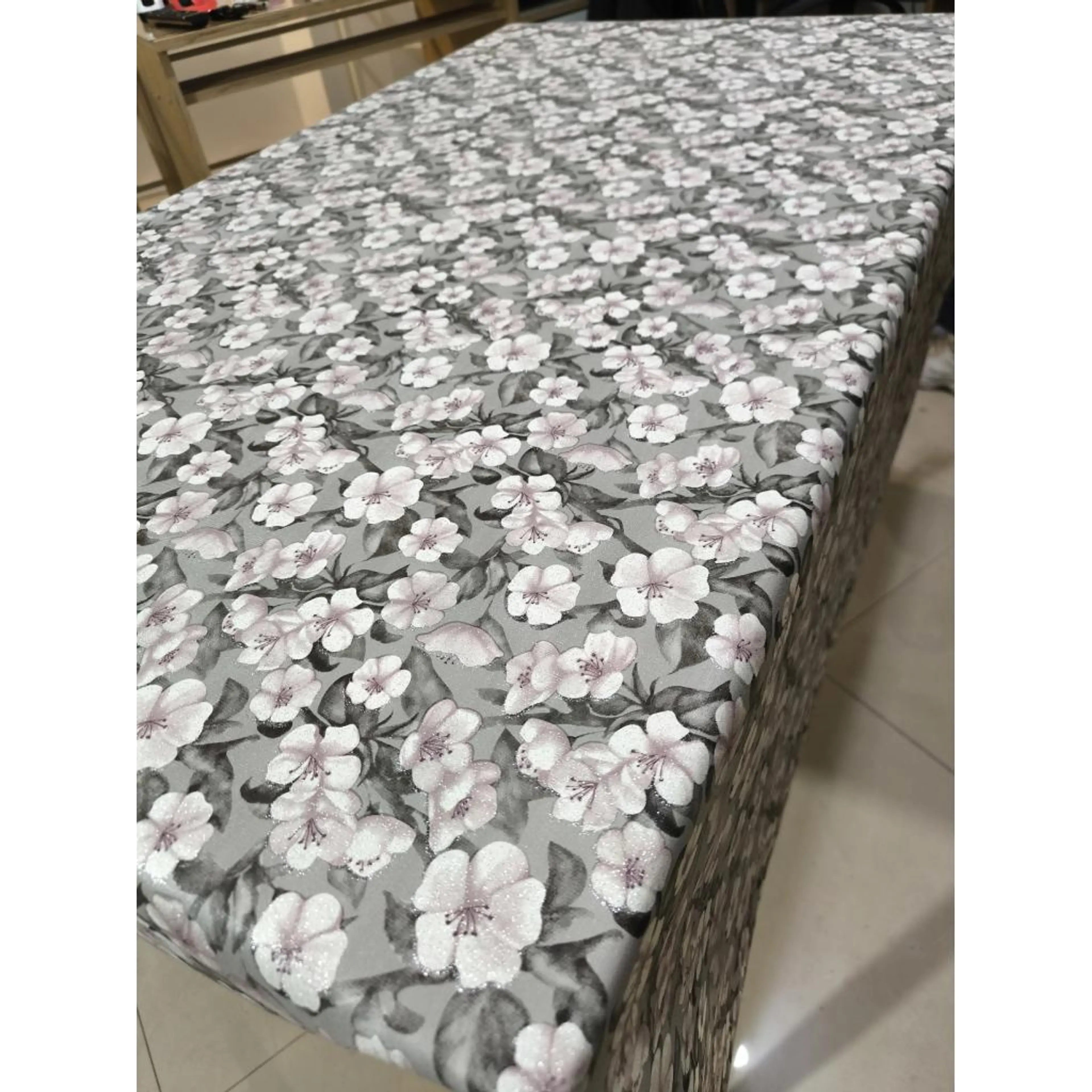 Текстилна мушама с флорален пъстър десен