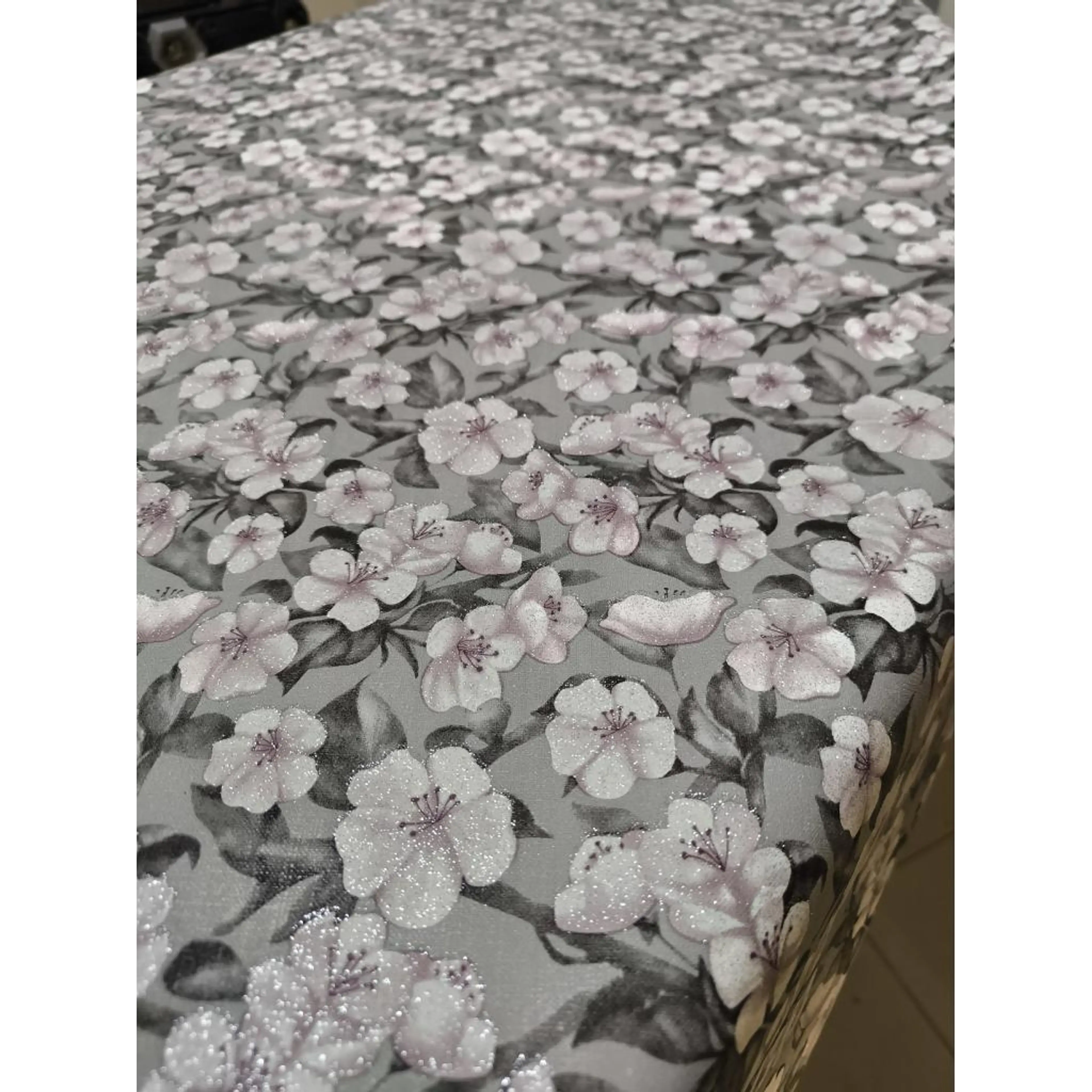 Текстилна мушама с флорален пъстър десен