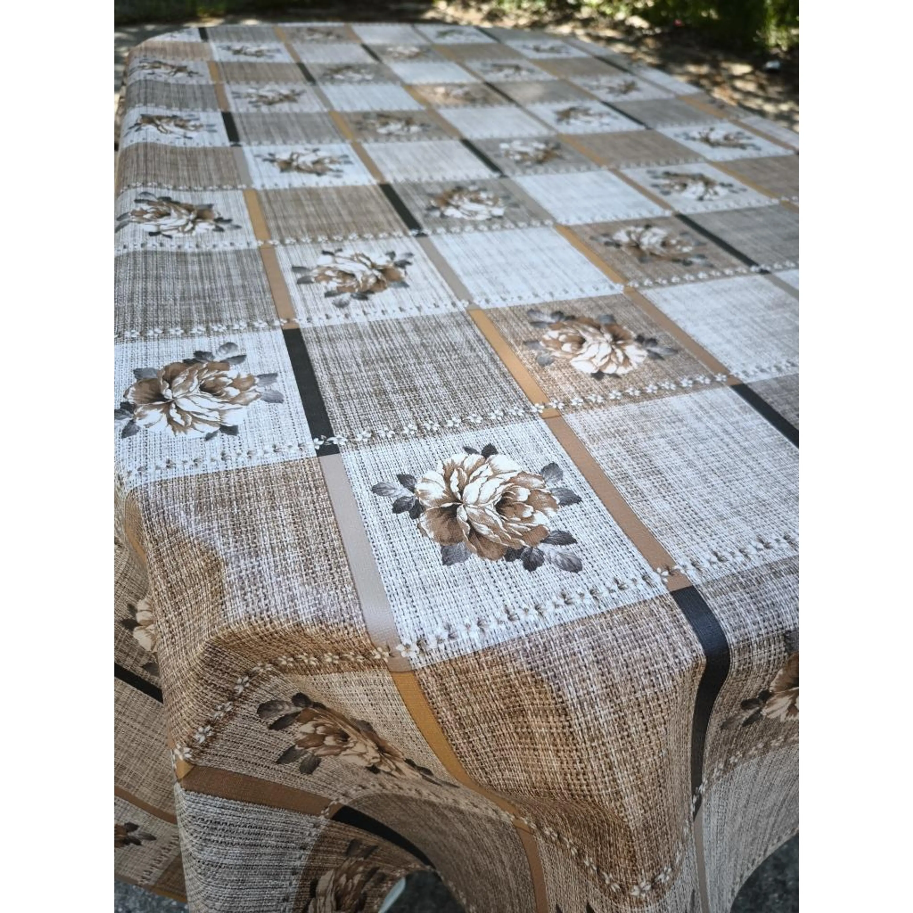 Тъмнокафява роза